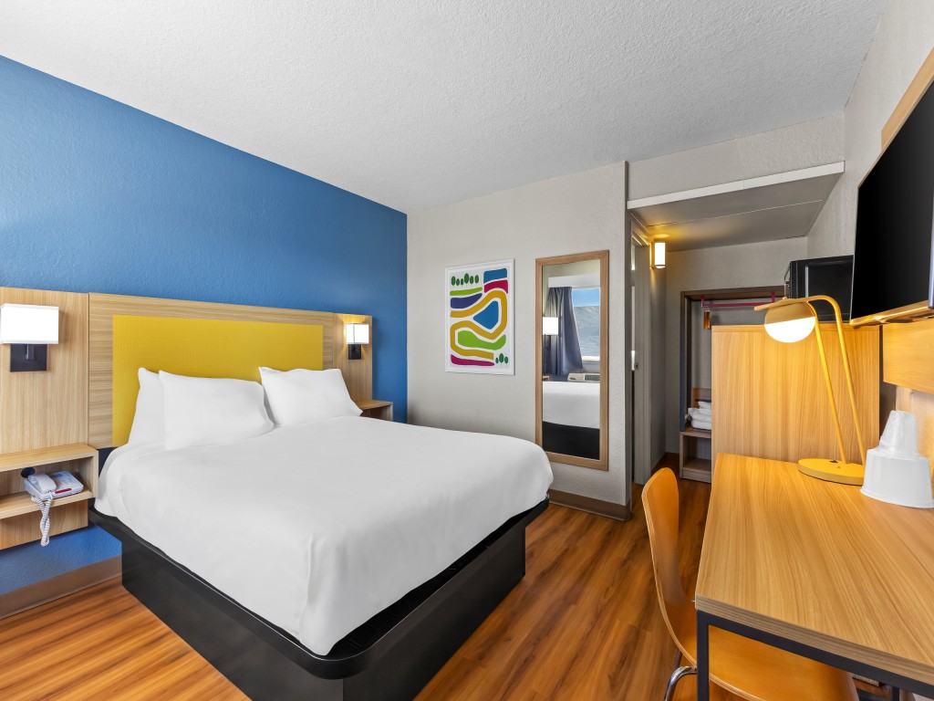 Queen room at Park Inn Wells with modern decor and comfortable furnishings.